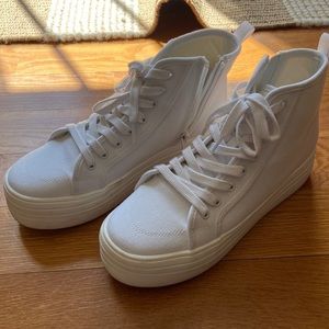 White platform sneaker